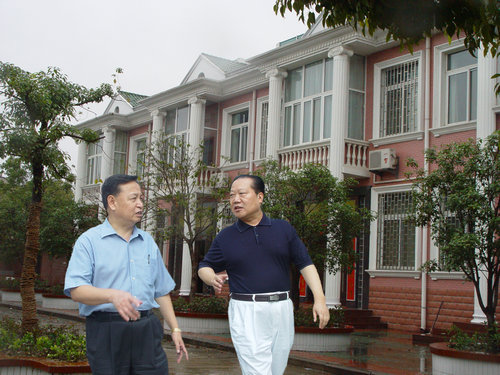 中共湖北省委书记罗清泉同志到永利欢乐娱人城基地视察新农村建设情况